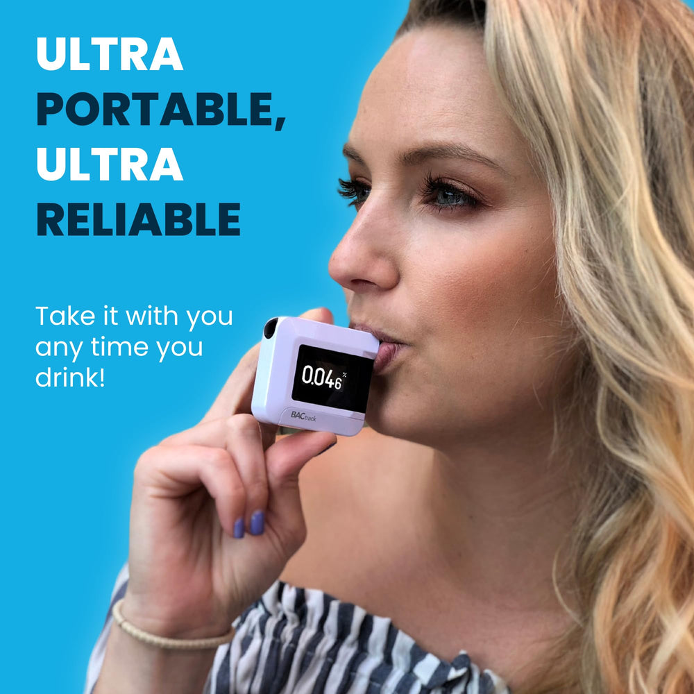 Persona usando BACtrack C8 soplando para obtener resultado fiable