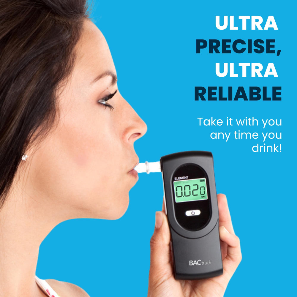 BACtrack Element en mano demostrando uso simple con un botón, fácil manejo