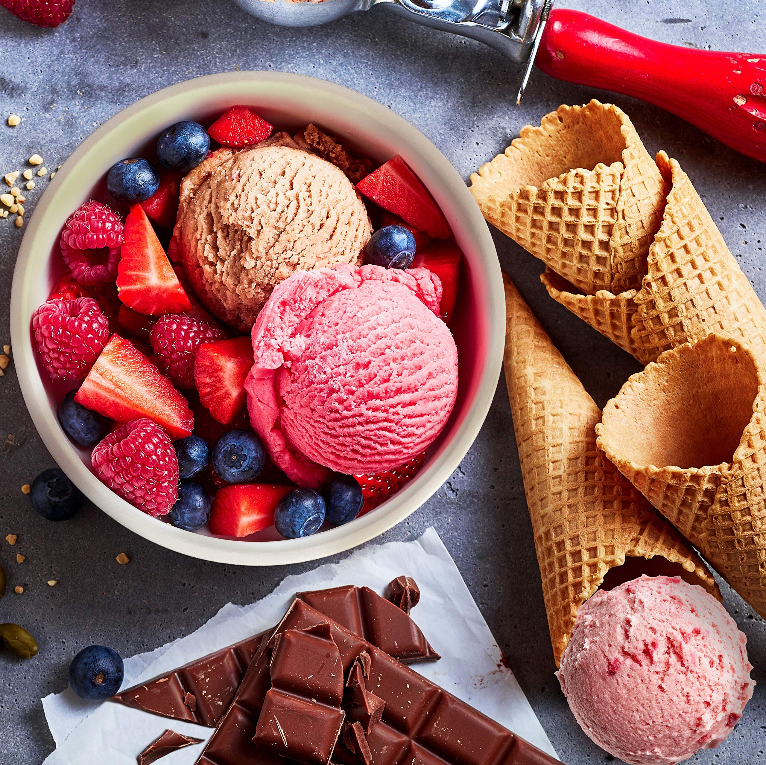 BALCI vertiendo helado desde el envase, uso práctico y fácil servicio