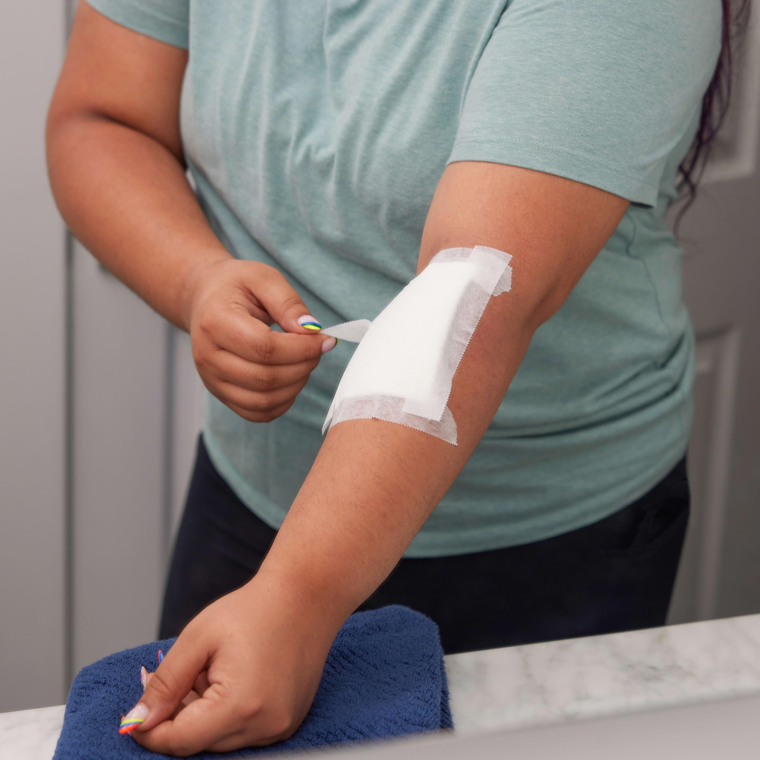 Band-Aid primer plano de las ocho capas acolchadas mostrando absorción eficiente