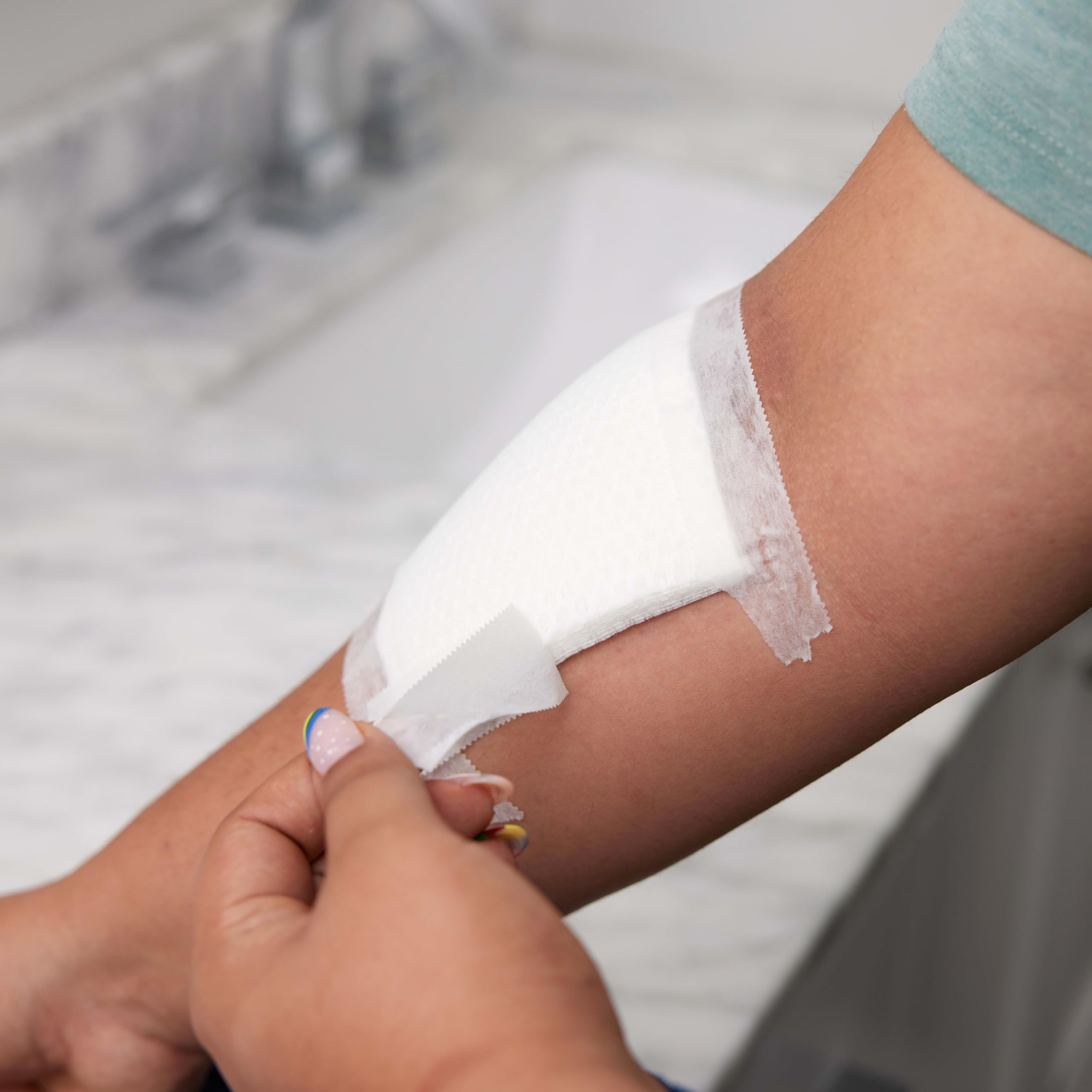 Band-Aid gasa aplicada en dedo demostrando protección cómoda y no adhesiva