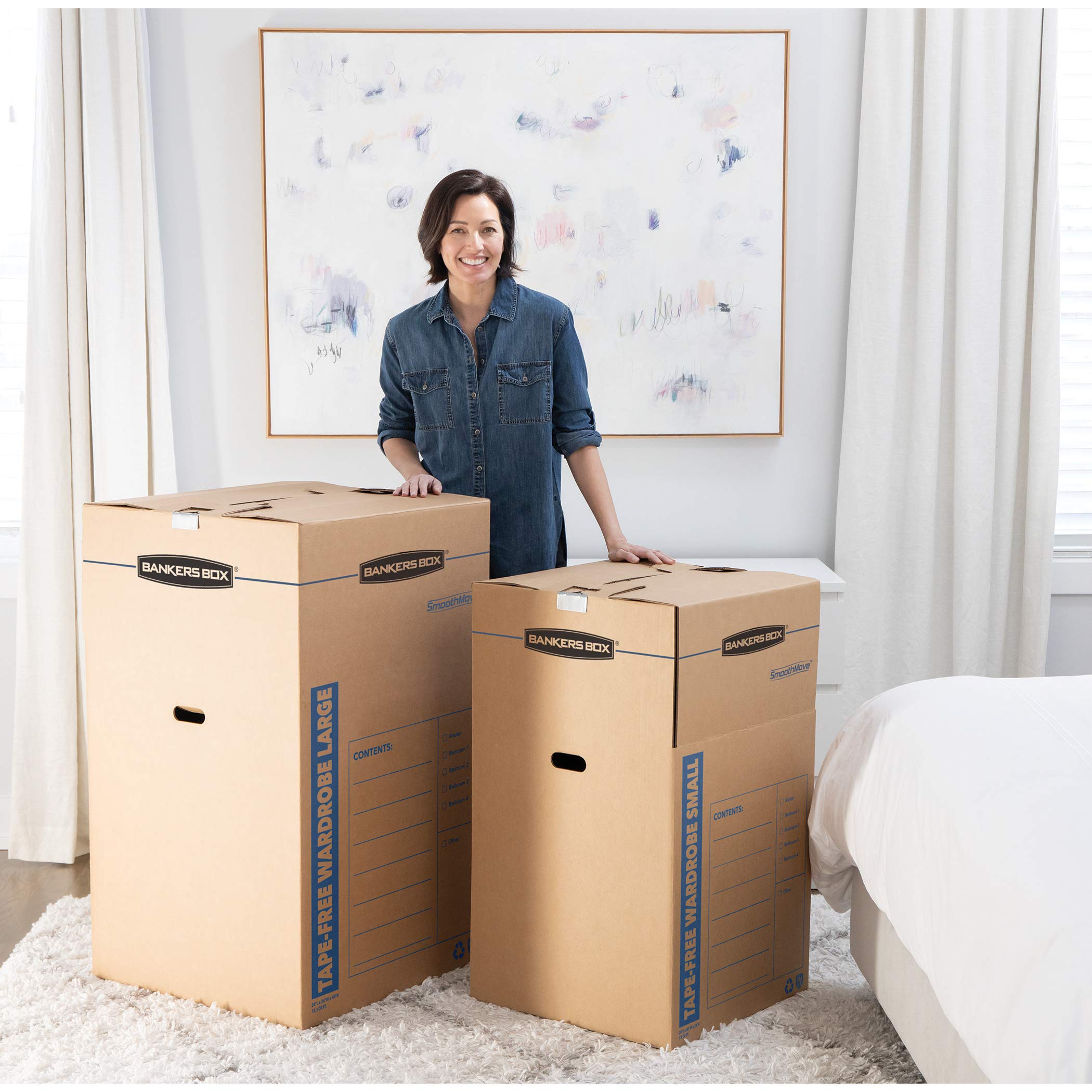 Bankers Box interior con ropa colgada, mantiene orden y reduce arrugas