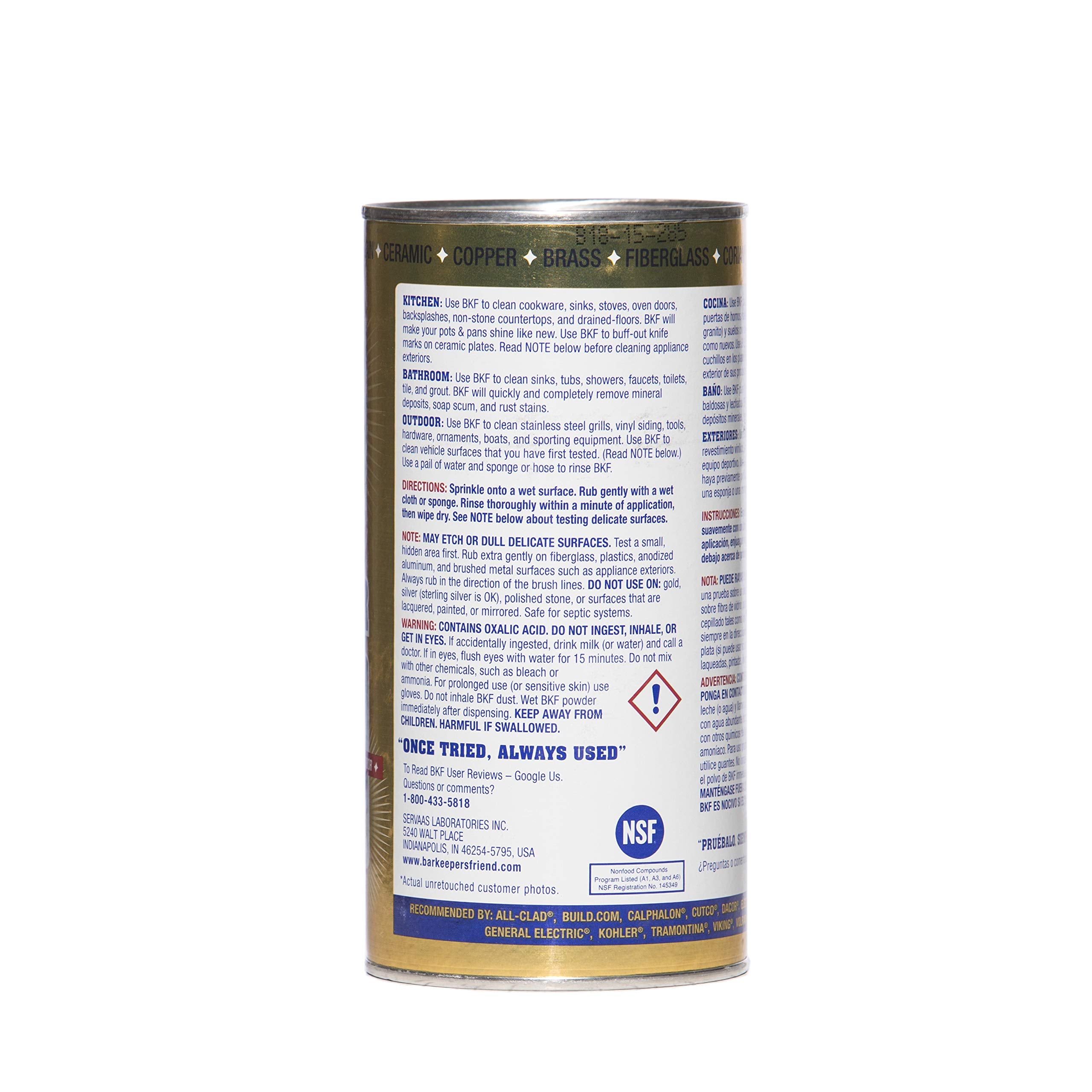 Bar Keepers Friend en uso en fregadero de acero inoxidable limpiando manchas