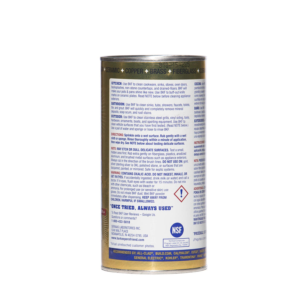 Bar Keepers Friend en uso en fregadero de acero inoxidable limpiando manchas
