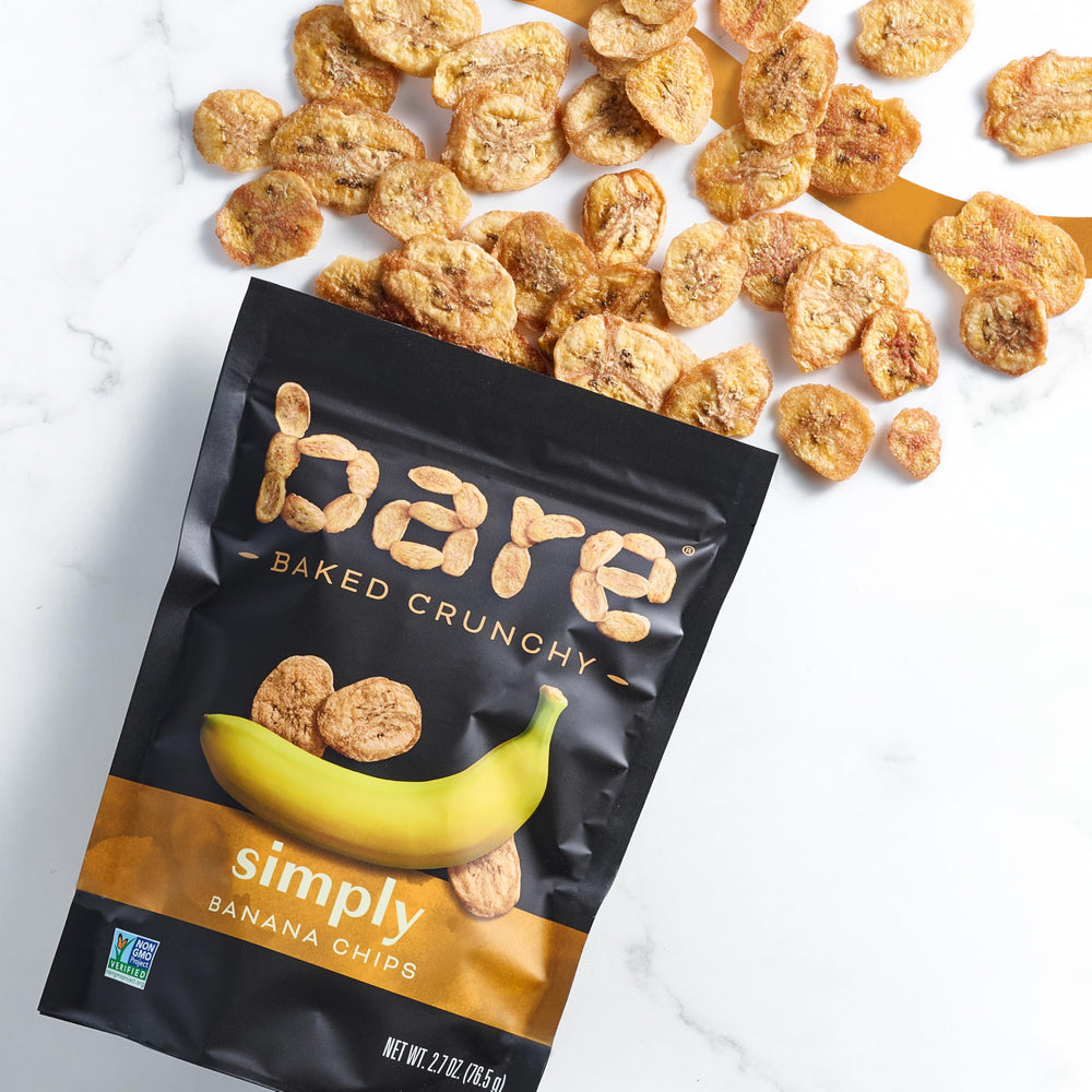 Bare snack en mesa de picnic como merienda saludable