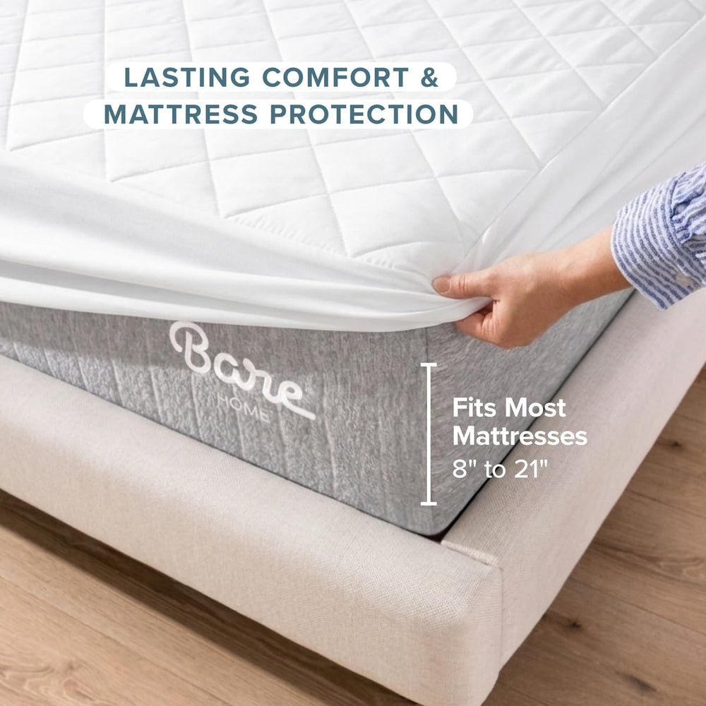 Bare Home protector colocado en cama de dormitorio universitario, aspecto acogedor
