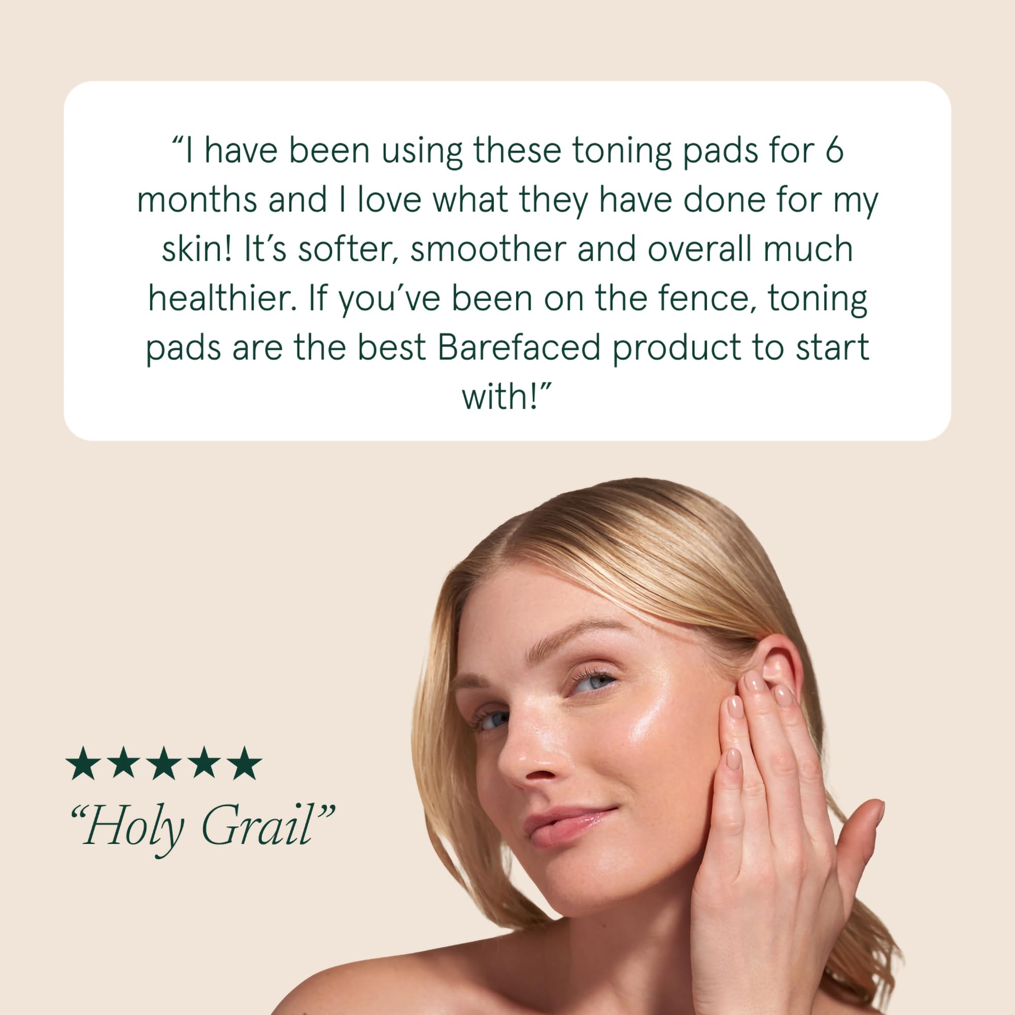 Barefaced pad junto a una mano para comparar tamaño y demostrar fácil aplicación