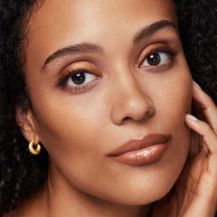bareMinerals aplicación con brocha Seamless Shaping & Finish para un bronceado modulable