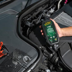 Battery Tender cables AC y DC extendidos demostrando el alcance total