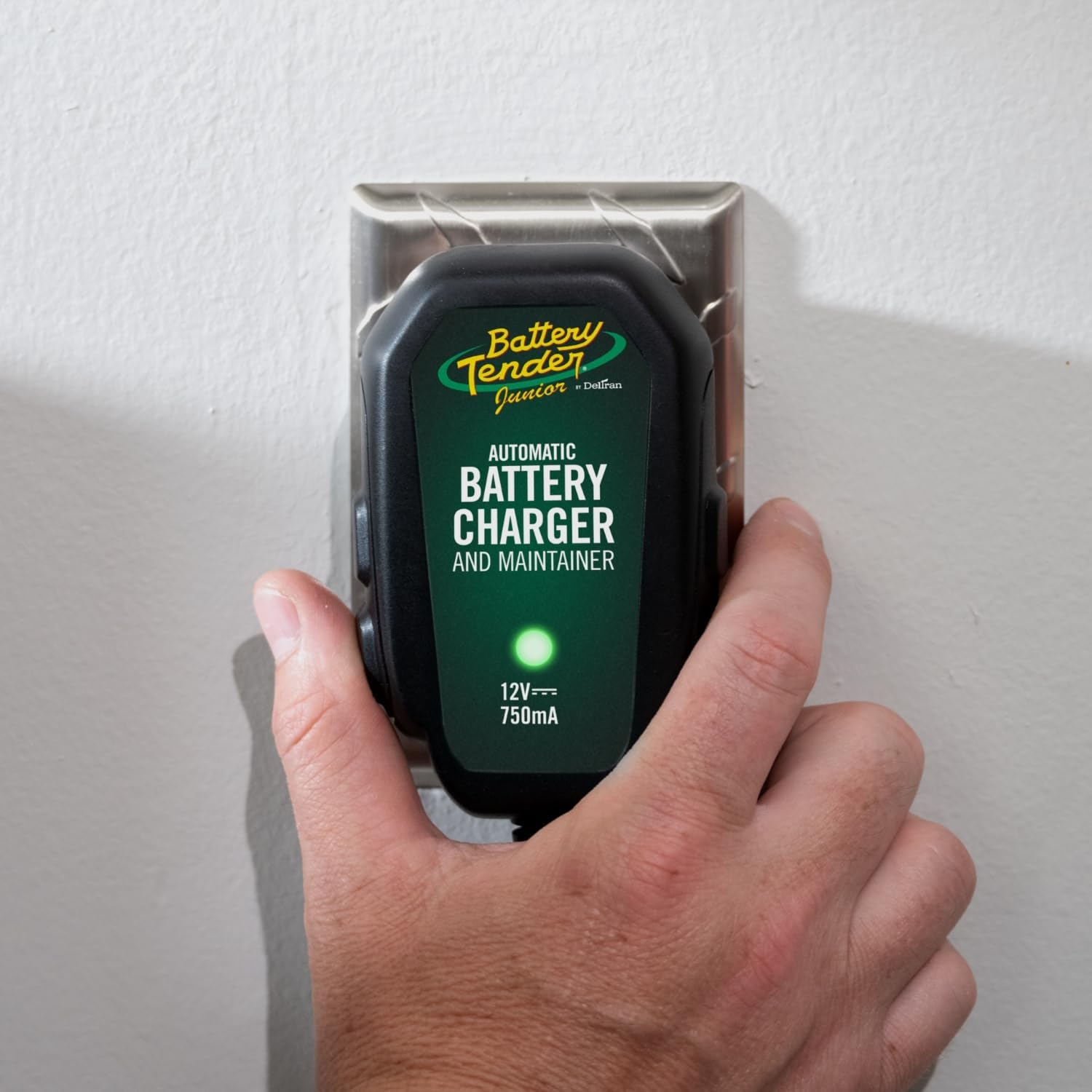 Battery Tender primer plano de la carcasa mostrando diseño robusto y ventilación