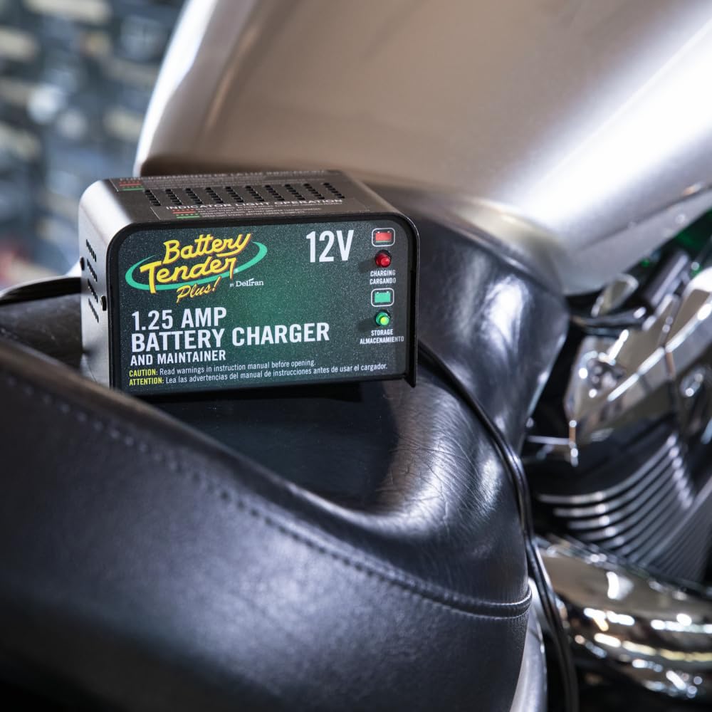 Battery Tender en cortacésped mostrando uso en equipos de jardín