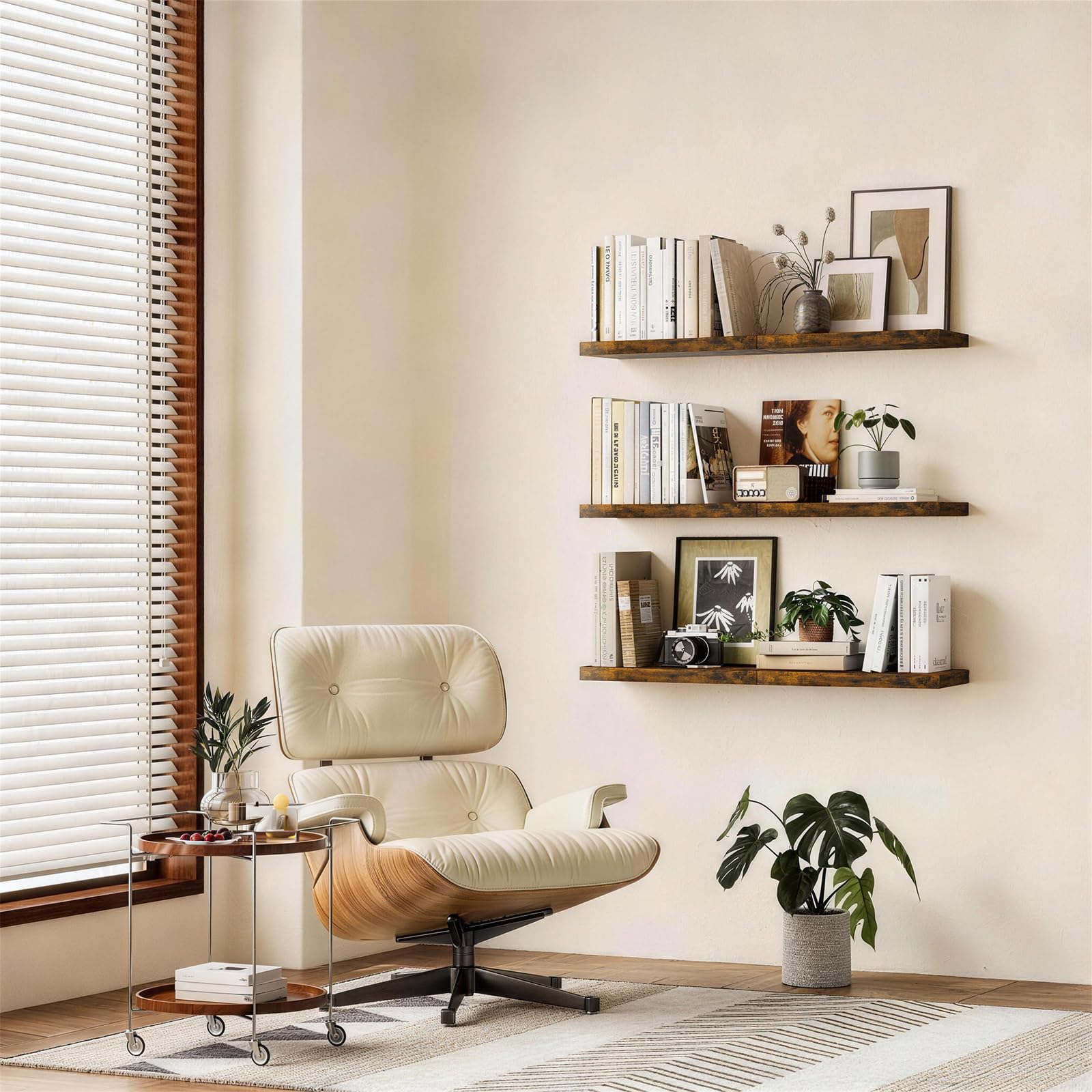 BAYKA estante en sala con libros y plantas optimizando espacio