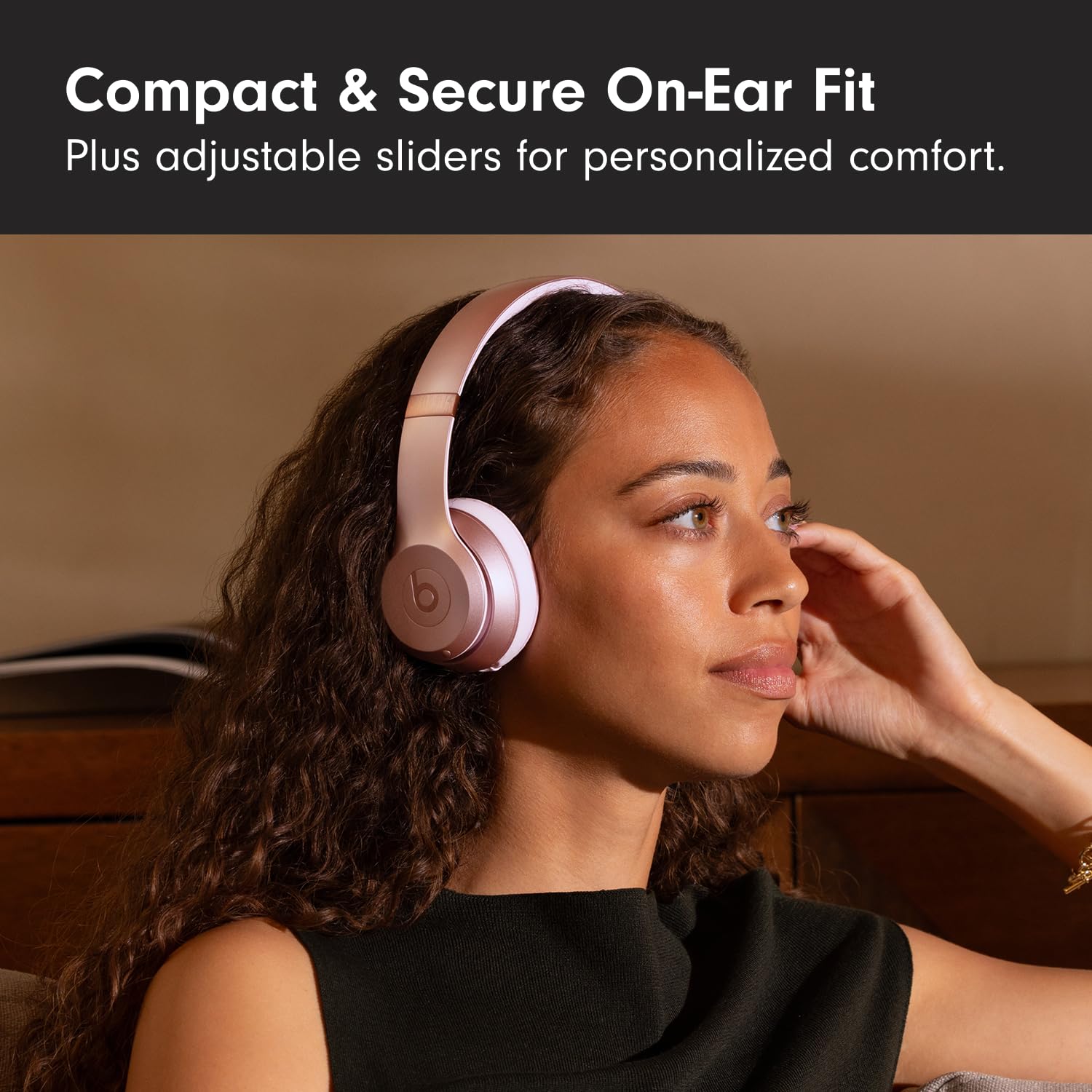 Beats Solo 4 comparación de tamaño en una mano para escala portátil