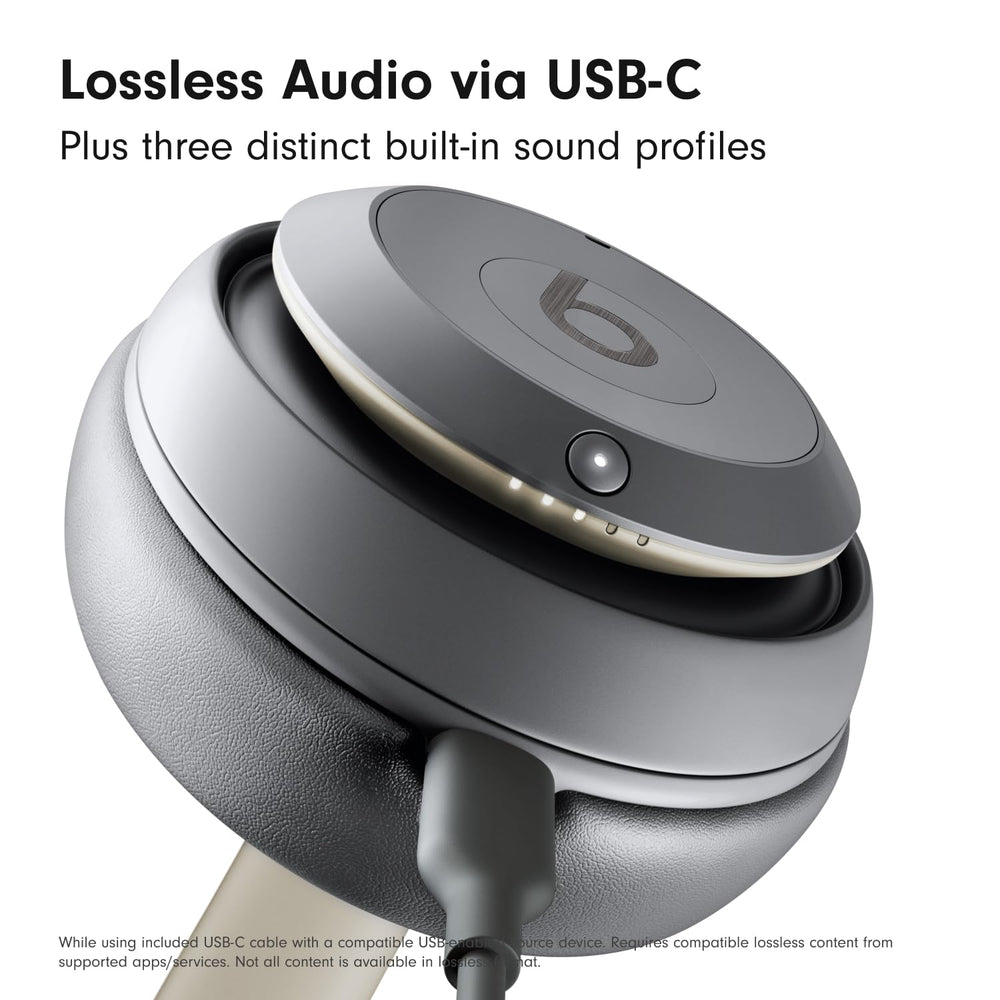 Beats Studio Pro Sand Gray junto a un portátil mostrando uso para trabajo