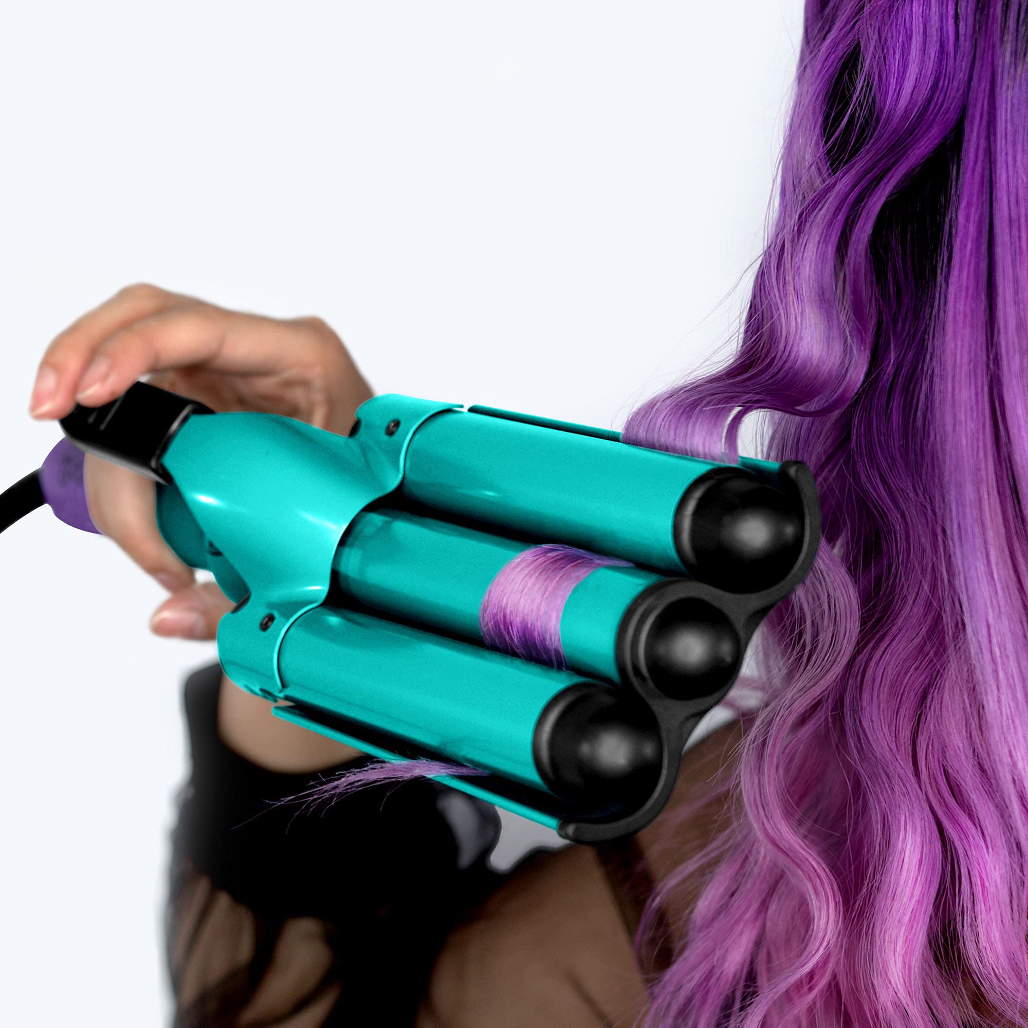 Bed Head herramienta en uso creando ondas tipo S con rapidez