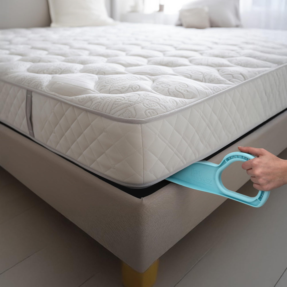 Bed MadeEZ muestra colchón levantado y manos libres para trabajar