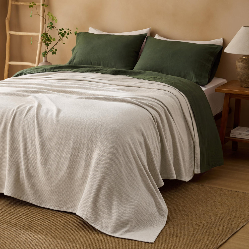Bedsure manta en salón con cojines aportando estilo acogedor