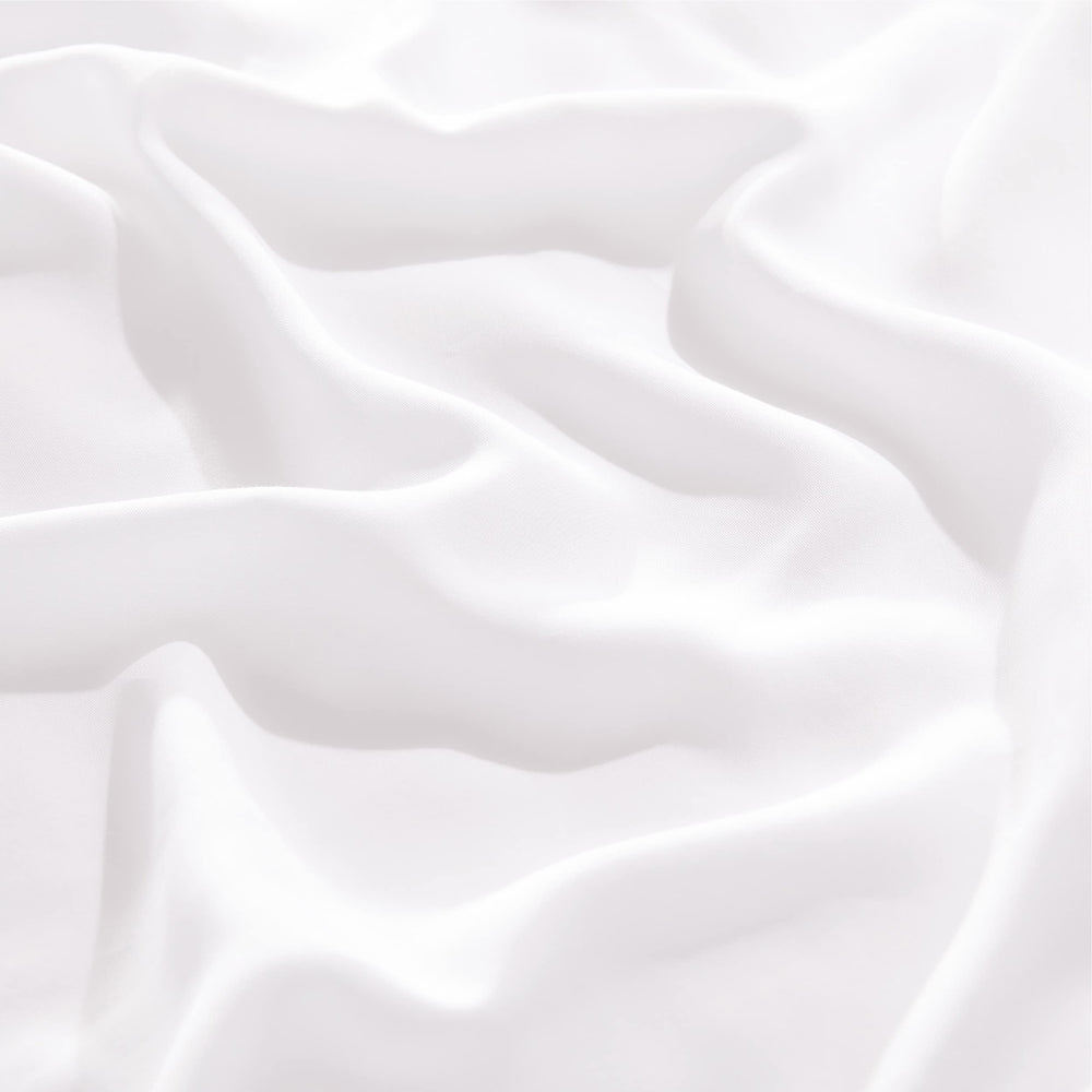 Bedsure fibras de rayon derivado de bambú en la mano demostrando suavidad