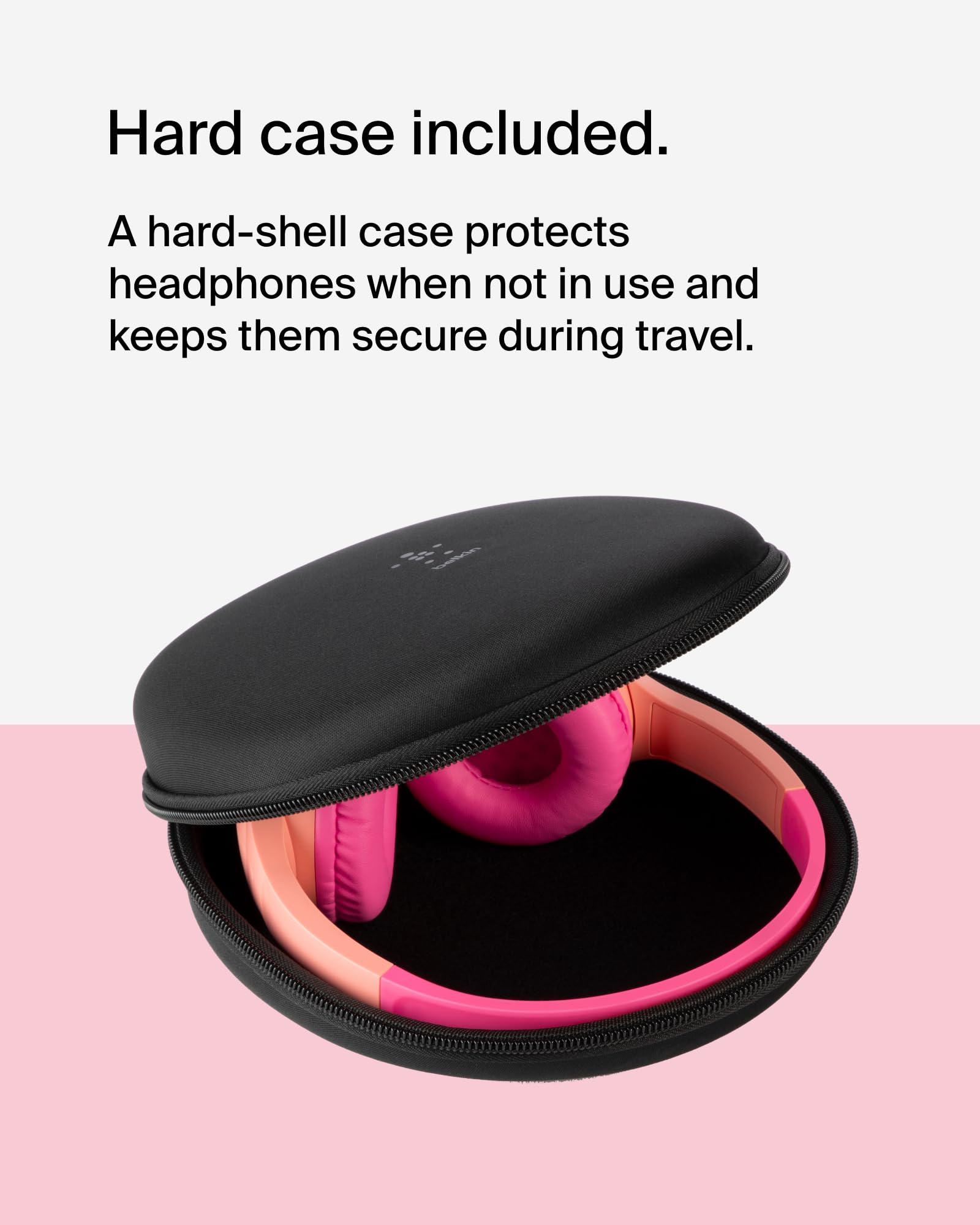 Belkin SoundForm Mini en mano para comparar tamaño y ajuste infantil seguro