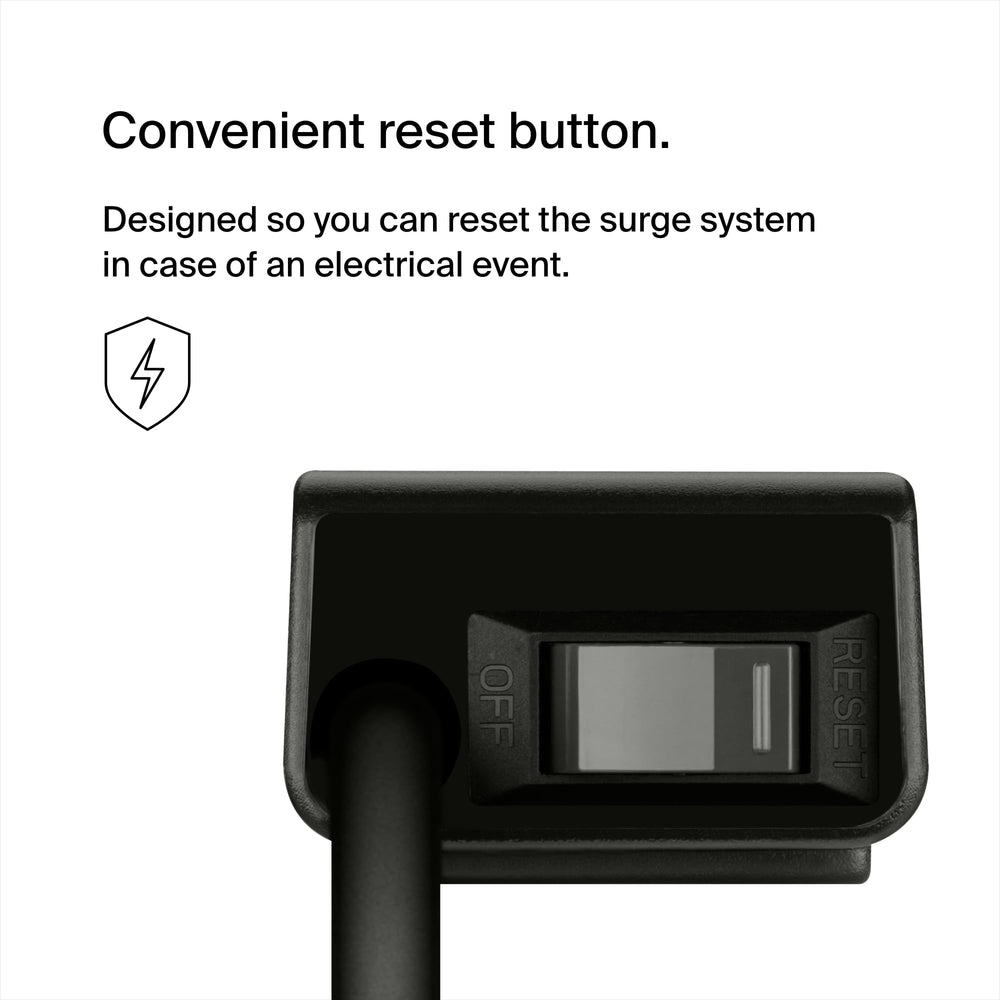 Belkin regleta junto a un portátil para comparar tamaño, ahorra espacio en el escritorio