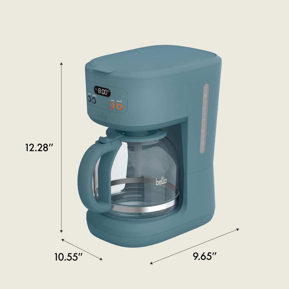 Bella con taza y regla para comparar tamaño, muestra capacidad y escala real