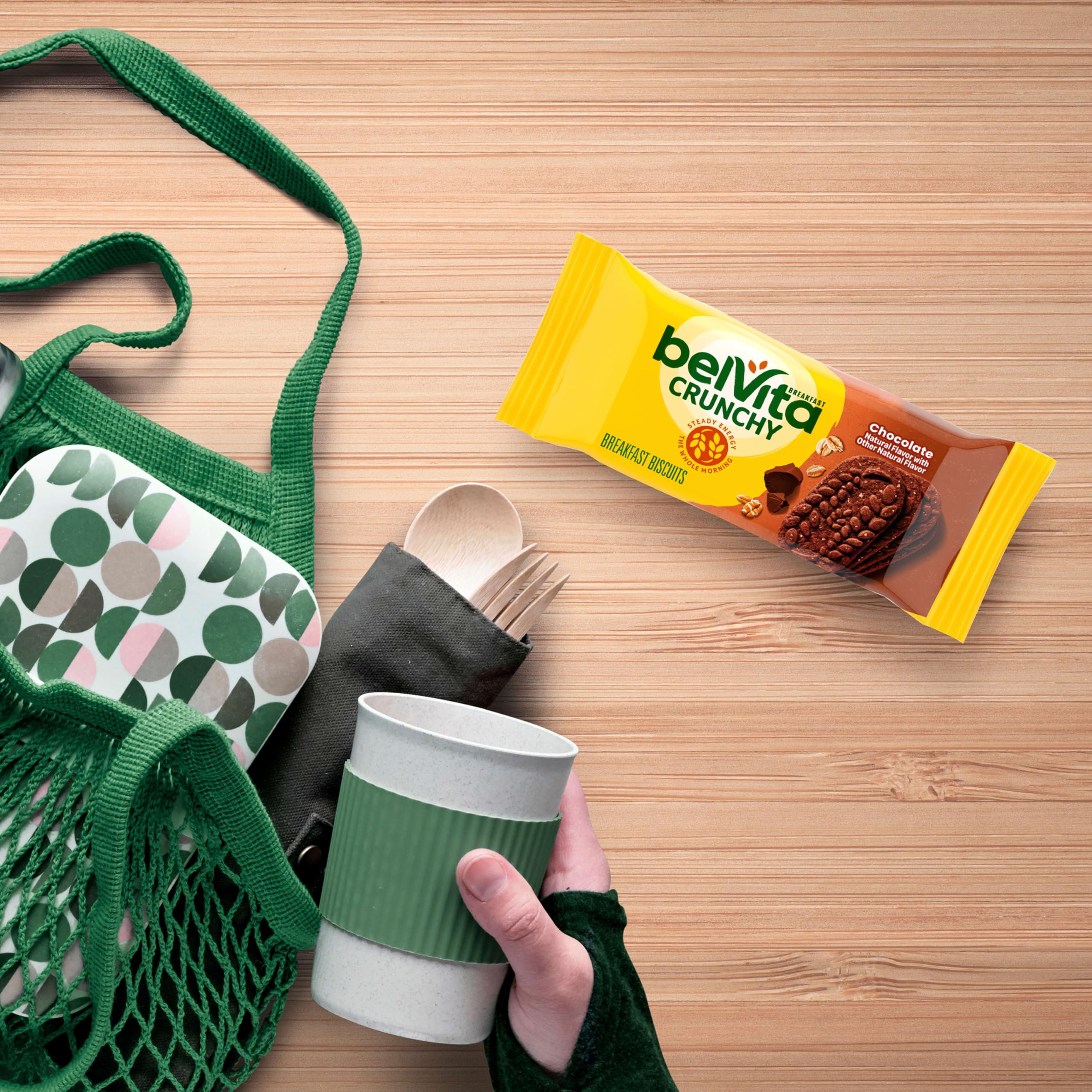belVita galletas junto a taza de café en mesa de desayuno cotidiano