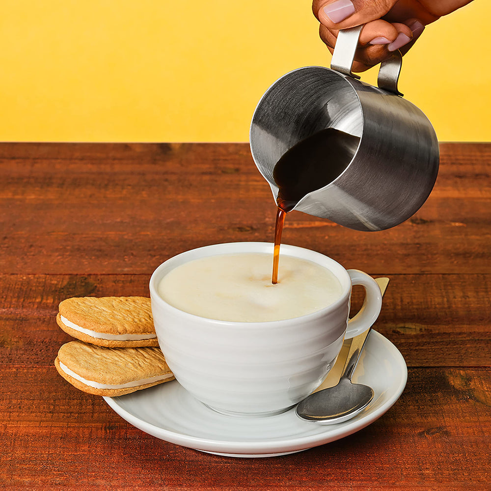 belVita galletas sobre mesa de oficina para snack conveniente