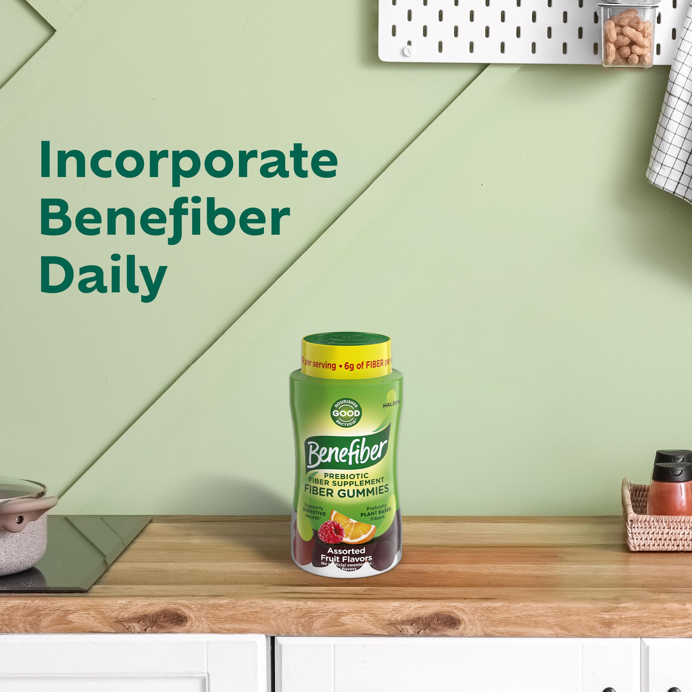 Benefiber mano sujetando la porción recomendada de gomitas para consumo fácil