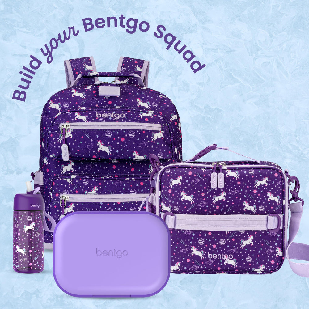 Bentgo al lado de una mano para mostrar tamaño y portabilidad