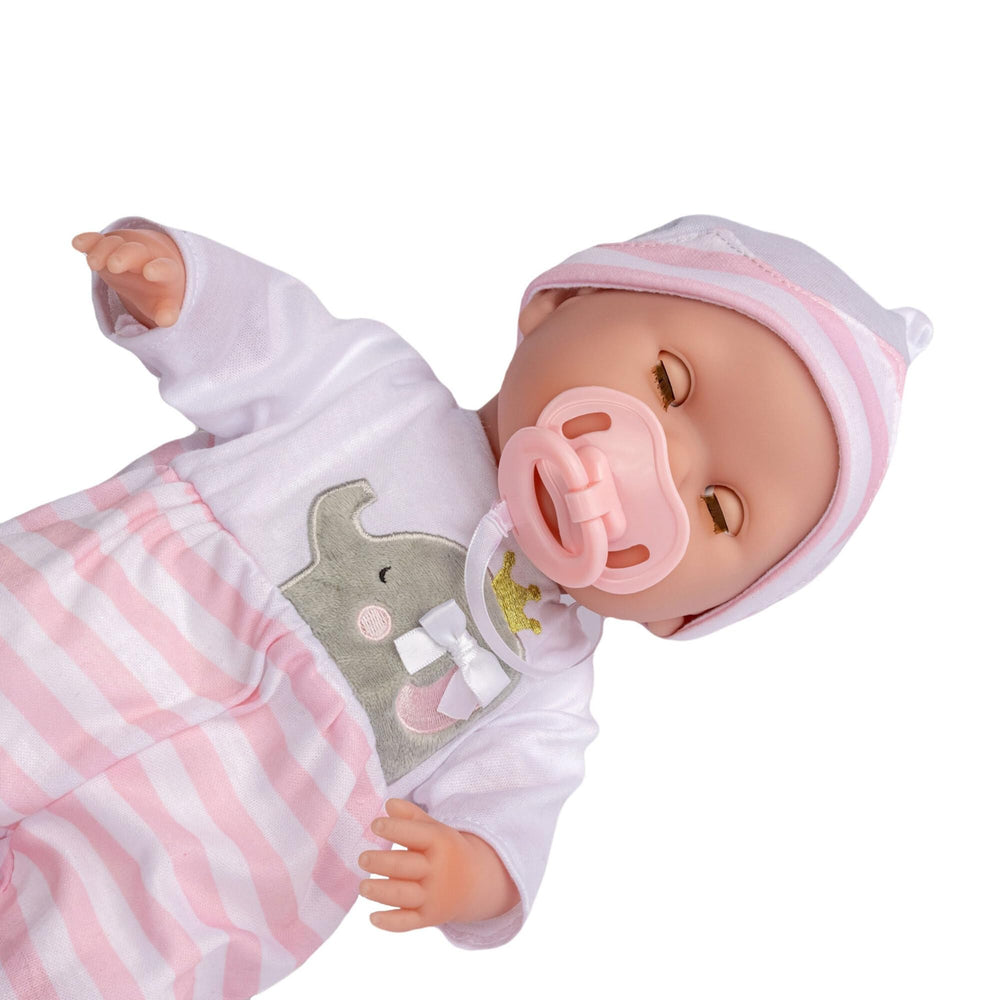 Berjusa muñeca en uso por niña desarrollando empatía y habilidades sociales