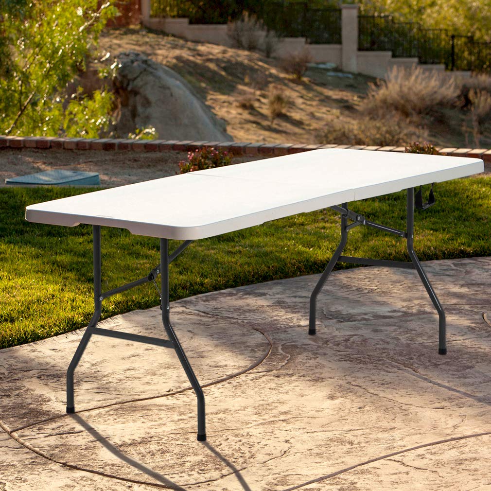 BestOffice mesa desplegada en jardín para evento al aire libre, estable y versátil