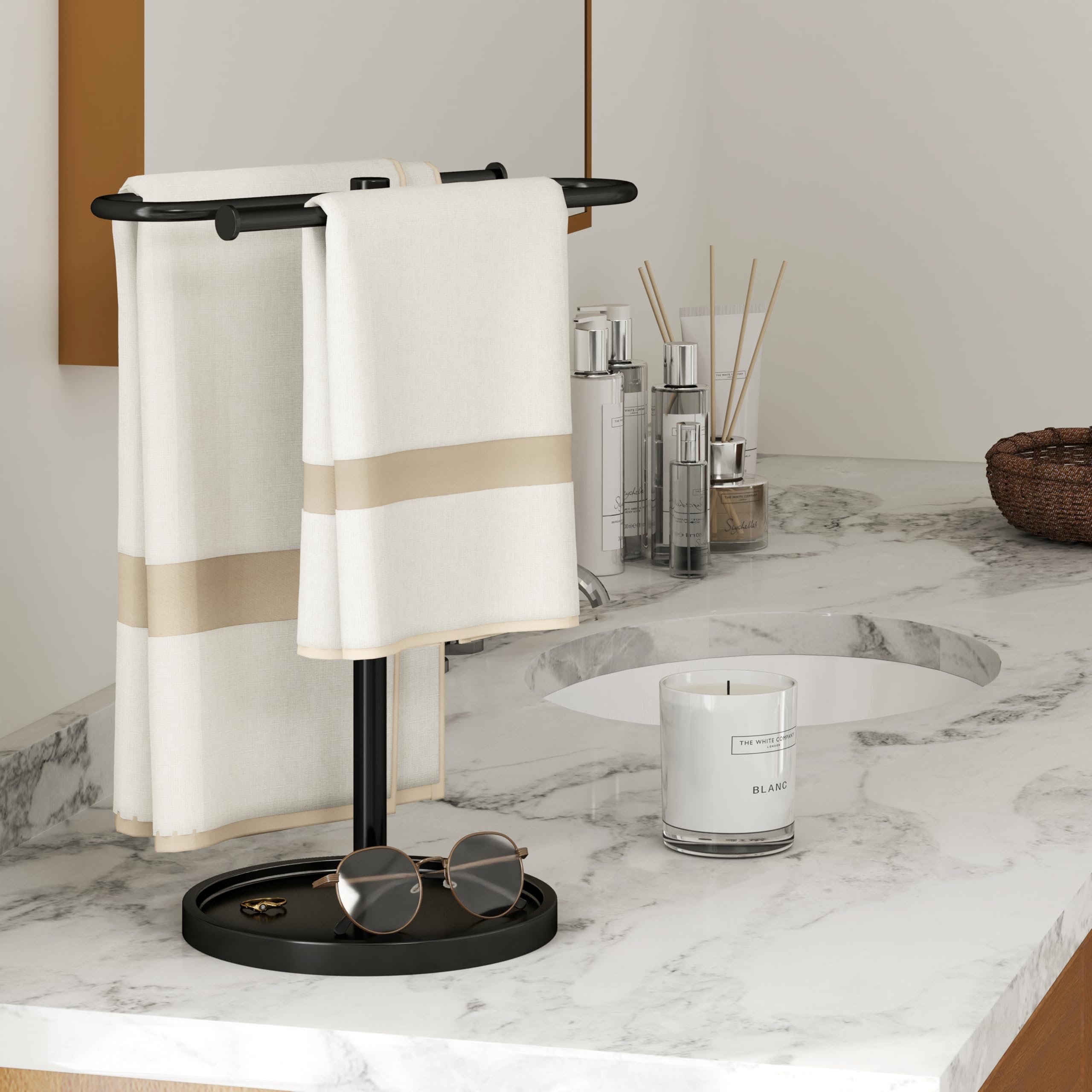 Bethom toallero junto a accesorios para comparar tamaño y escala