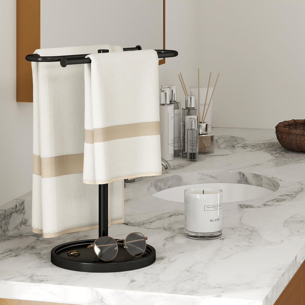 Bethom toallero junto a accesorios para comparar tamaño y escala