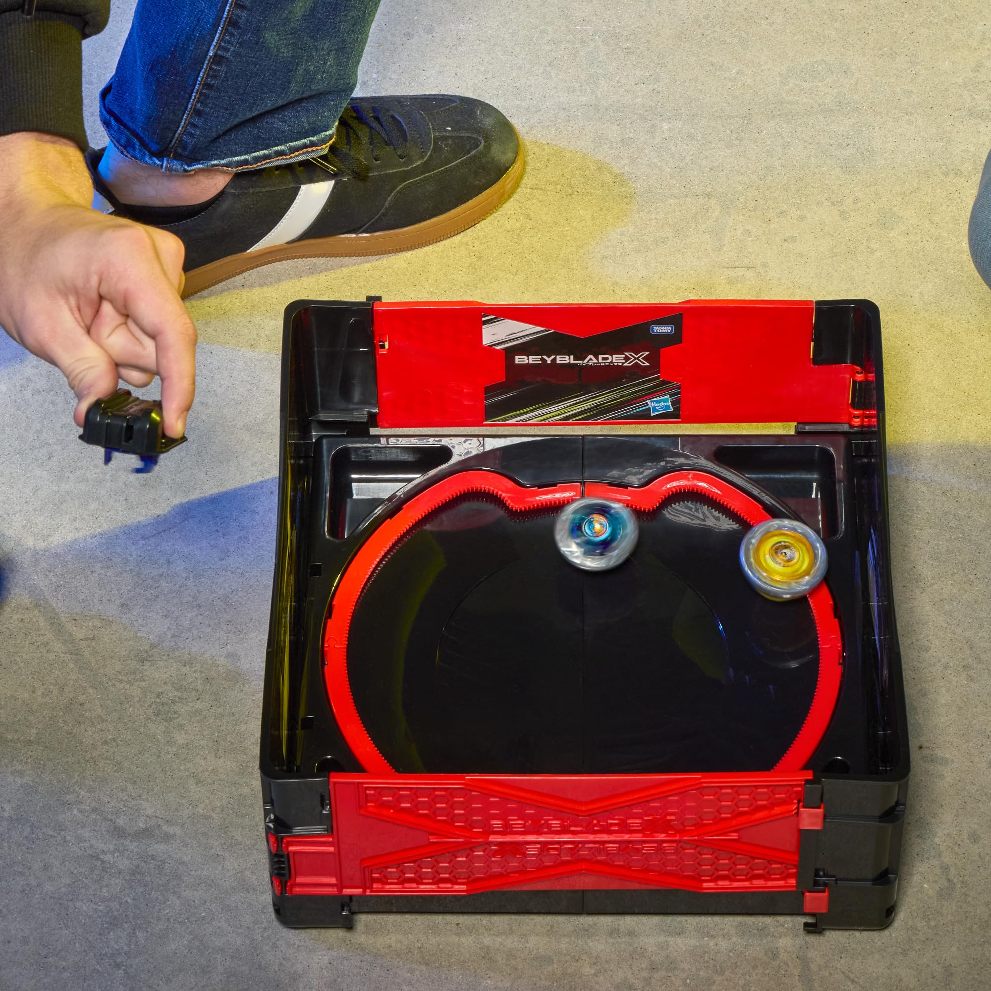 Trompos Beyblade chocando en la arena, mayor posibilidad de bursts
