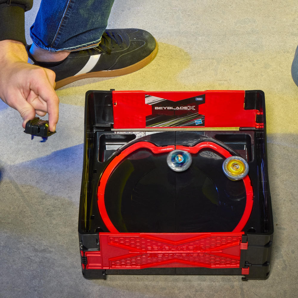 Trompos Beyblade chocando en la arena, mayor posibilidad de bursts