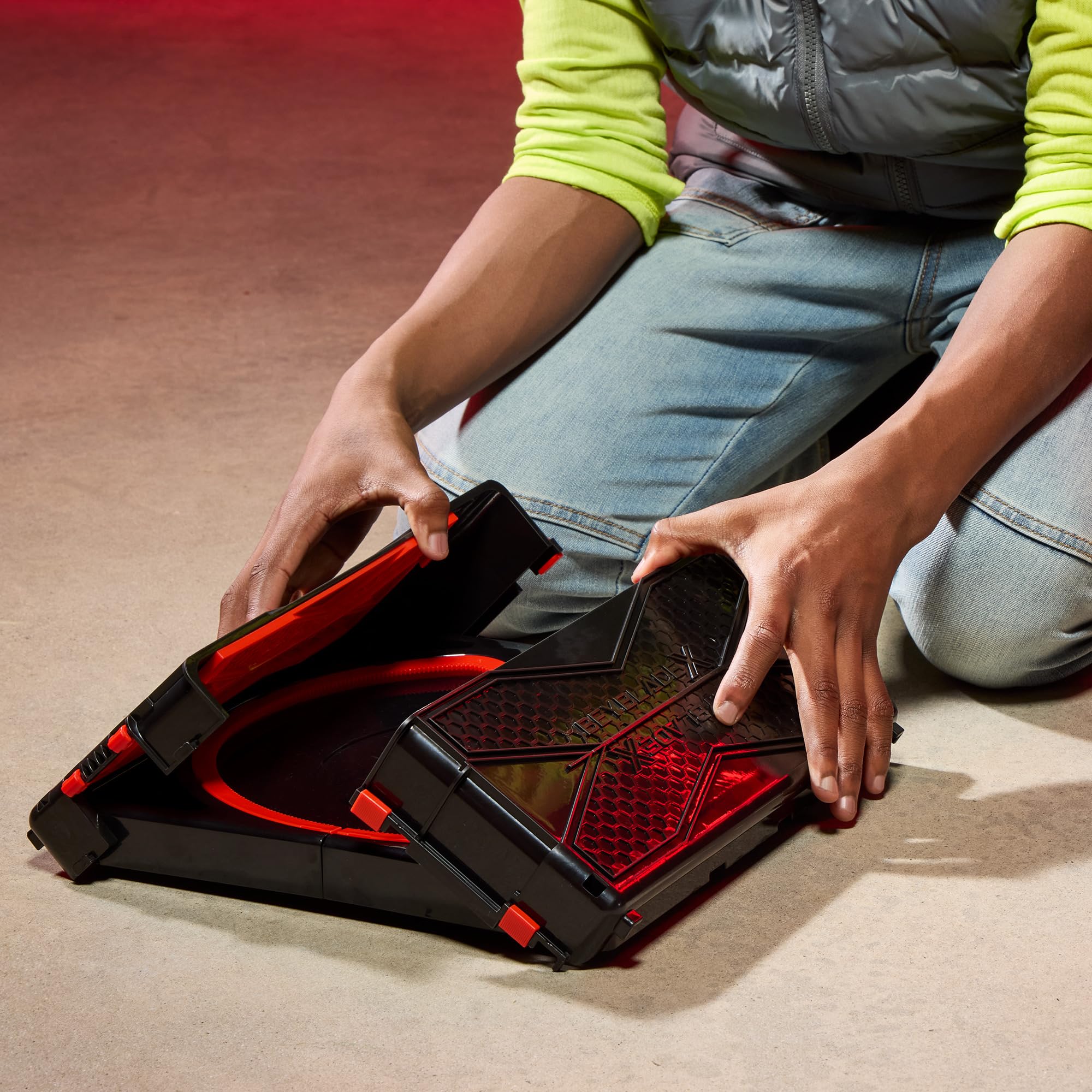 Detalle del rail X-Celerator de Beyblade que acelera los trompos