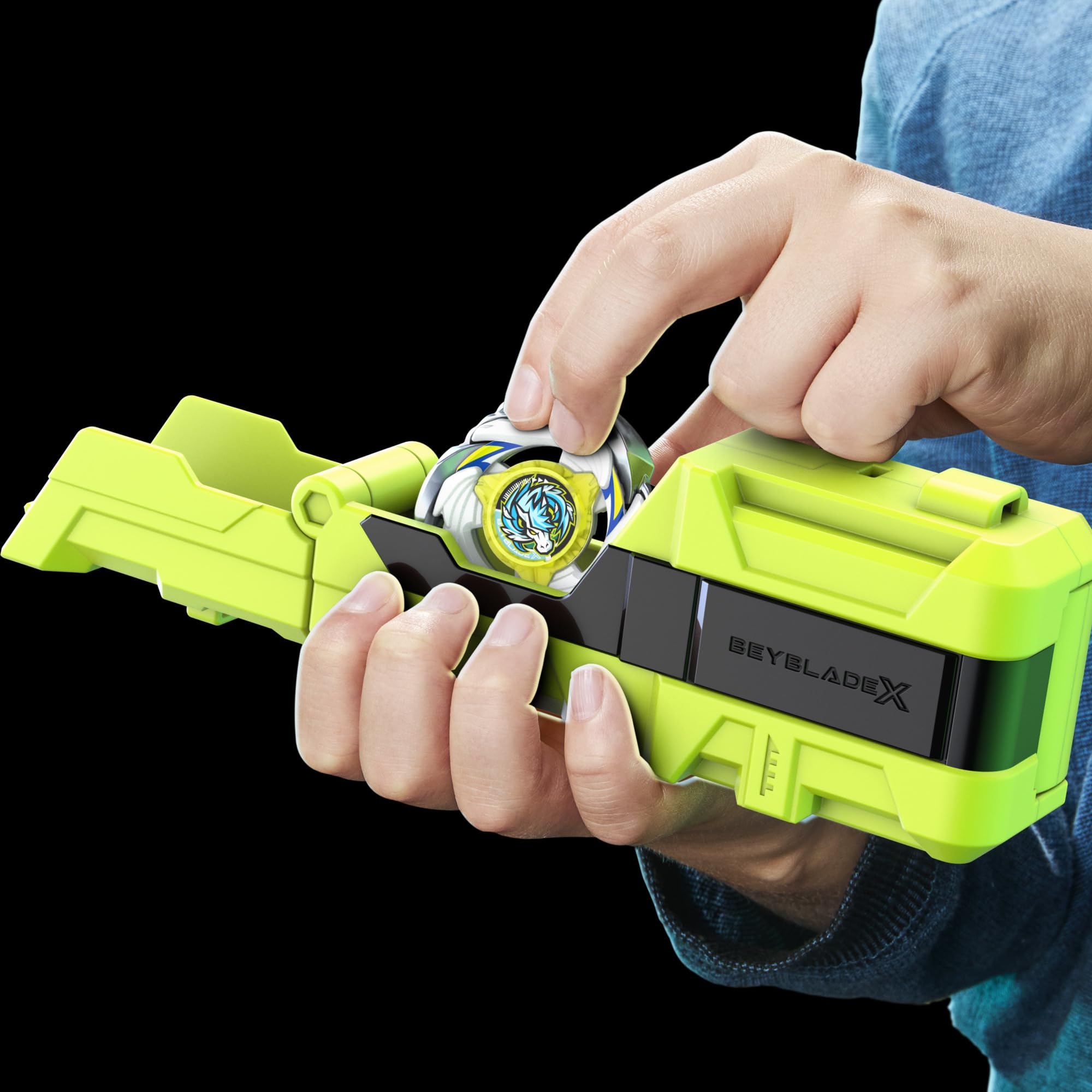 Beyblade lanzador en uso durante un lanzamiento rápido
