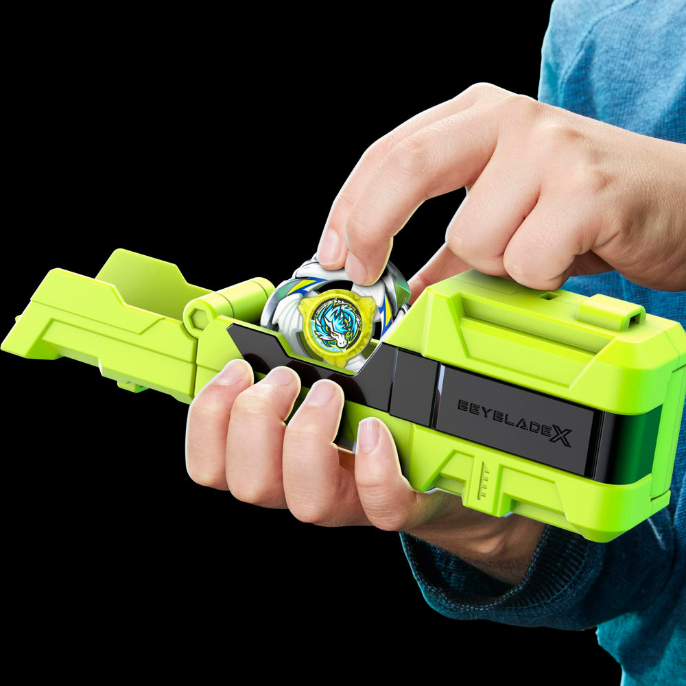 Beyblade lanzador en uso durante un lanzamiento rápido