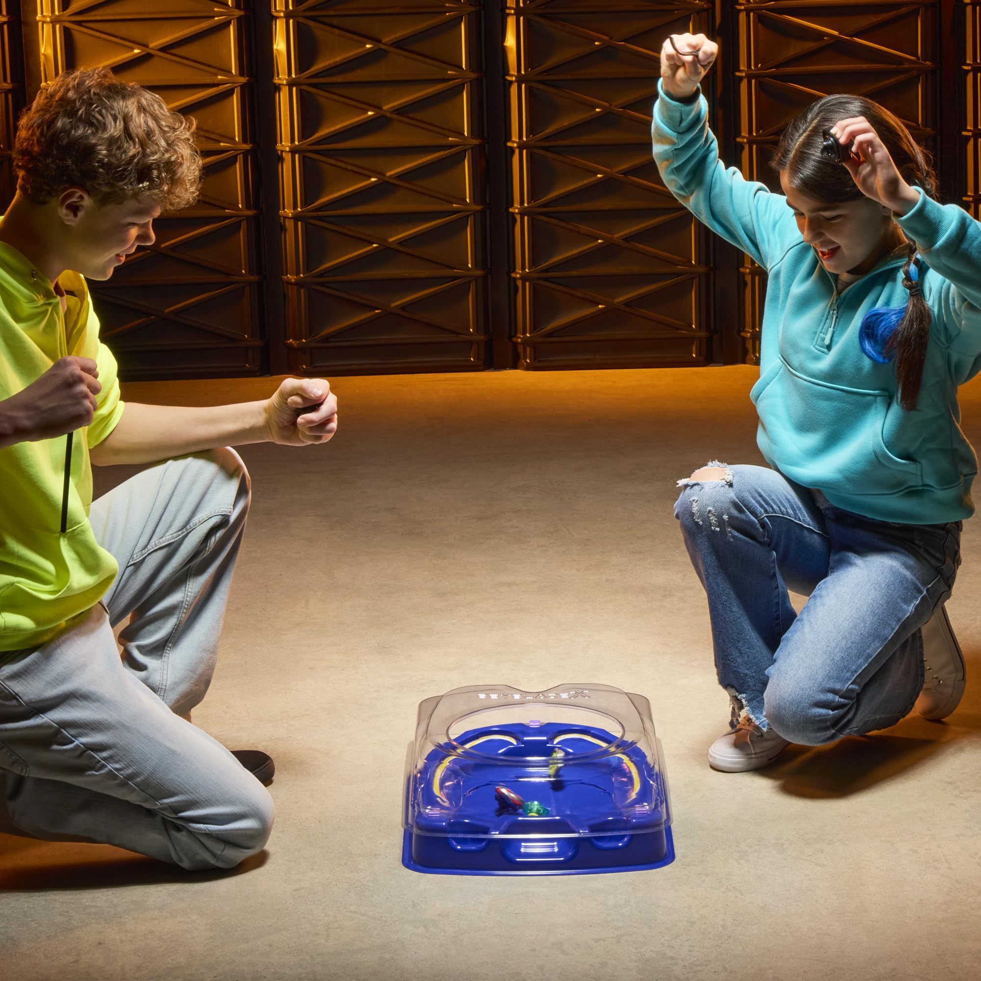 Manos ensamblando capas Beyblade X para personalizar rendimiento