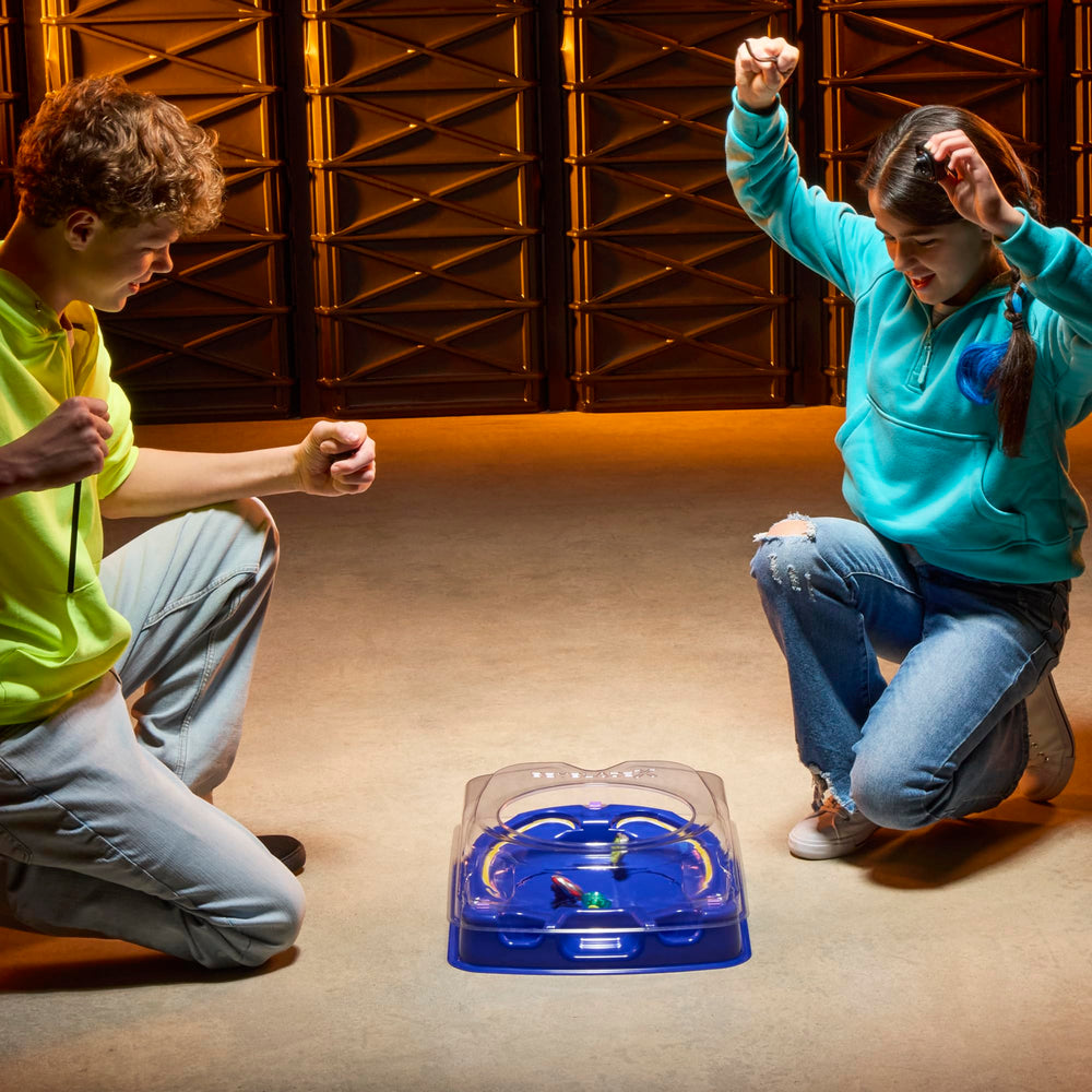 Manos ensamblando capas Beyblade X para personalizar rendimiento