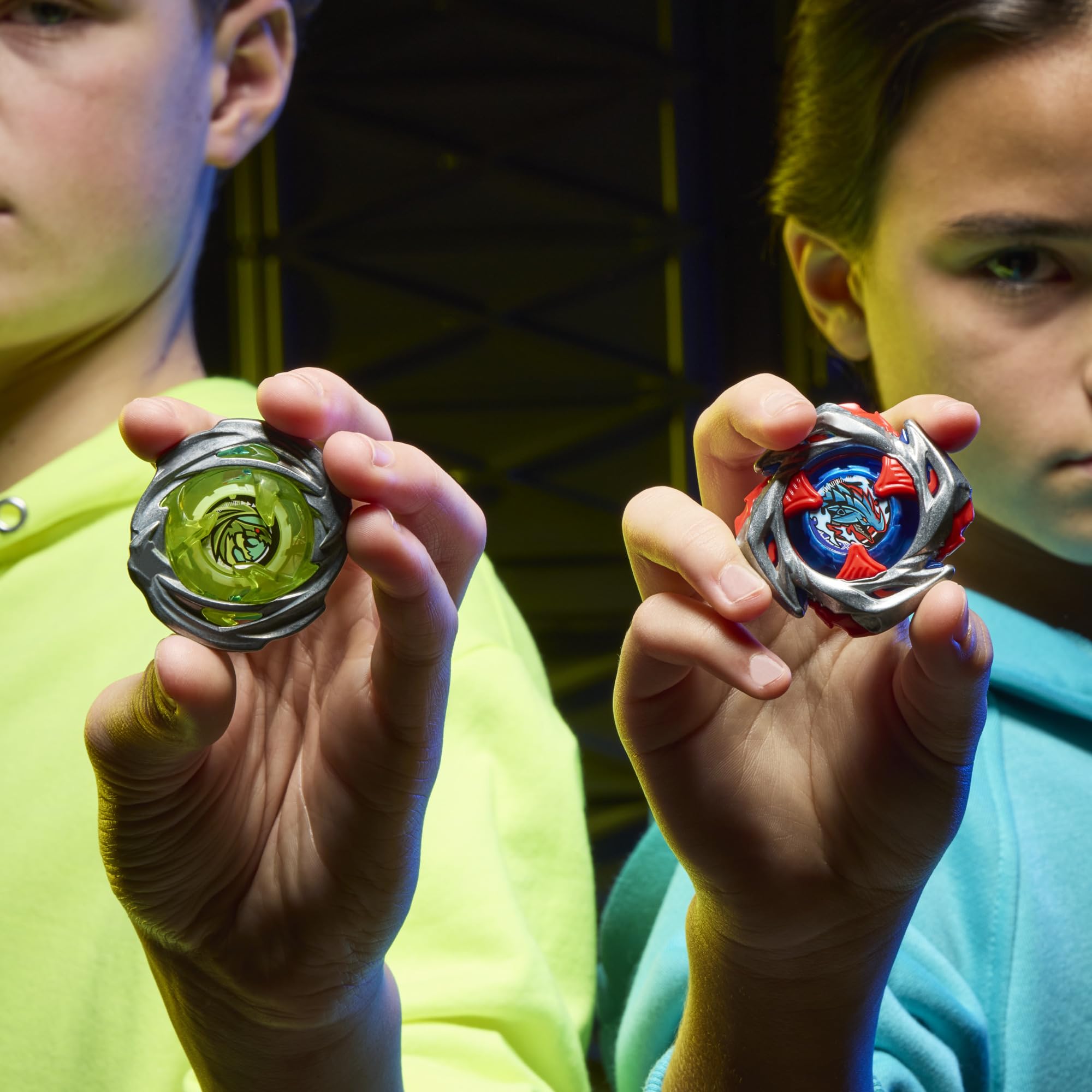 Dos lanzadores Beyblade en uso para salidas rápidas y precisas