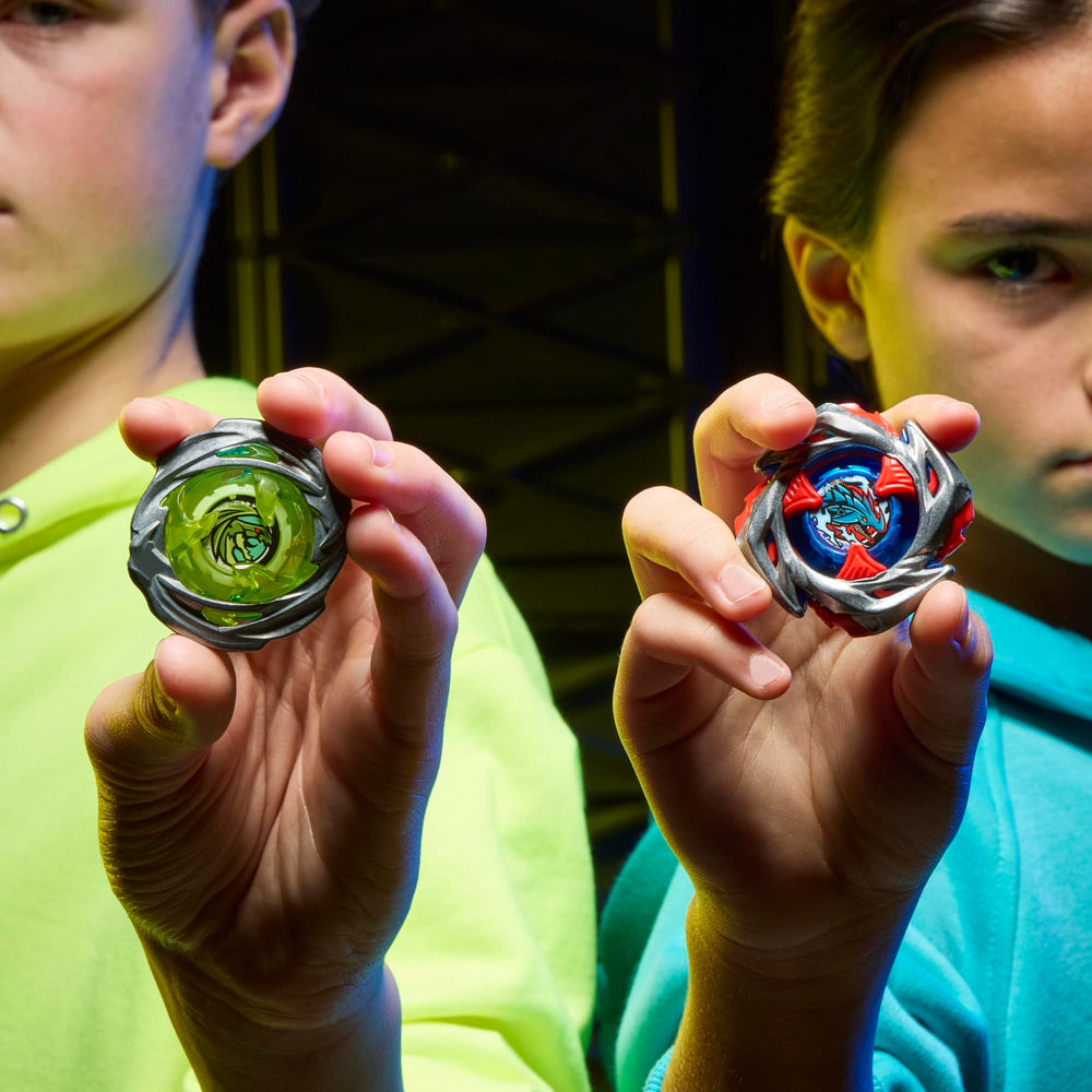 Dos lanzadores Beyblade en uso para salidas rápidas y precisas