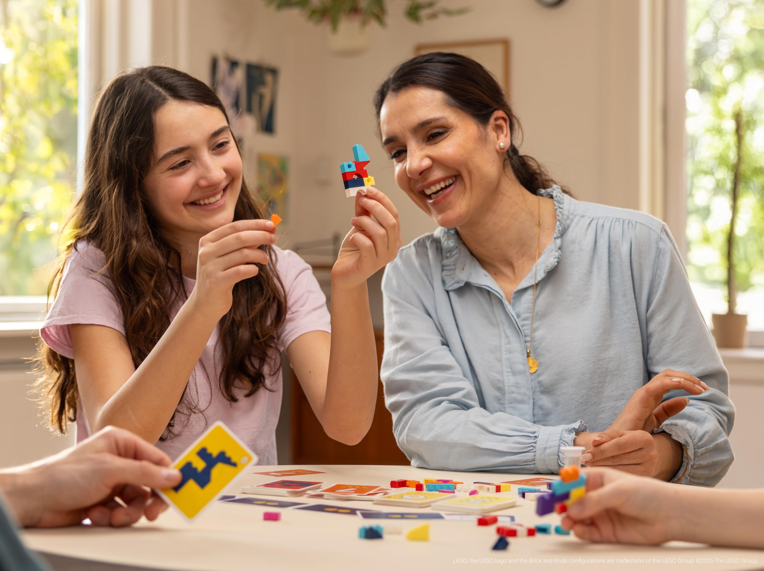 Bezzerwizzer familia jugando alrededor de la mesa disfrutando comunicación y risas