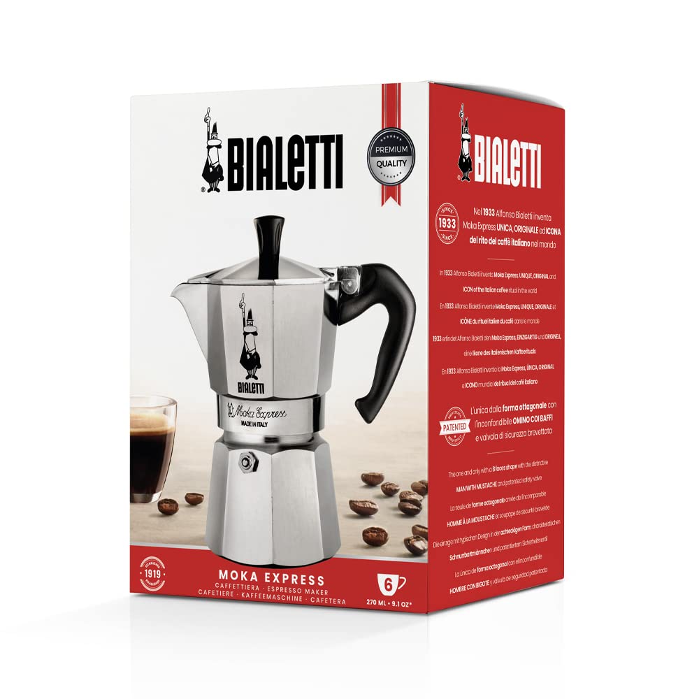 Bialetti Moka Express junto a una taza para comparar tamaño y capacidad real de seis tazas
