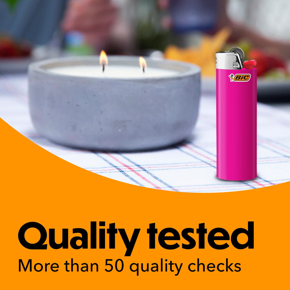 BIC encendedor junto a una mano para comparar tamaño y portabilidad