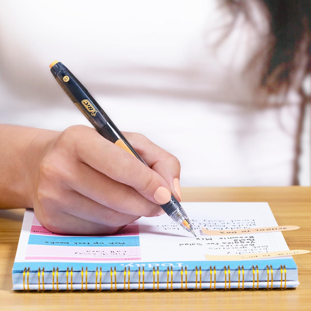 BIC lápiz en uso durante examen, mantiene el flujo de escritura