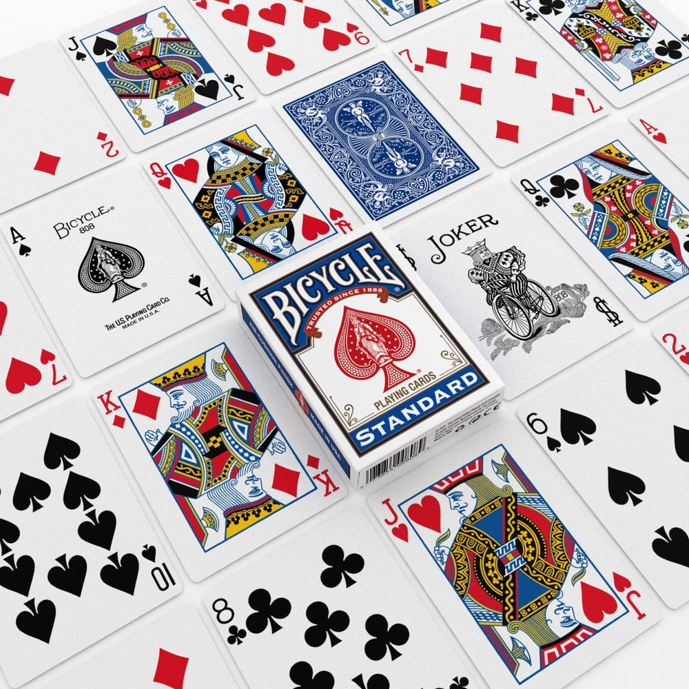 Bicycle mano riffling cartas durante mezcla, manejo ágil y profesional