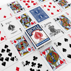 Bicycle mano riffling cartas durante mezcla, manejo ágil y profesional