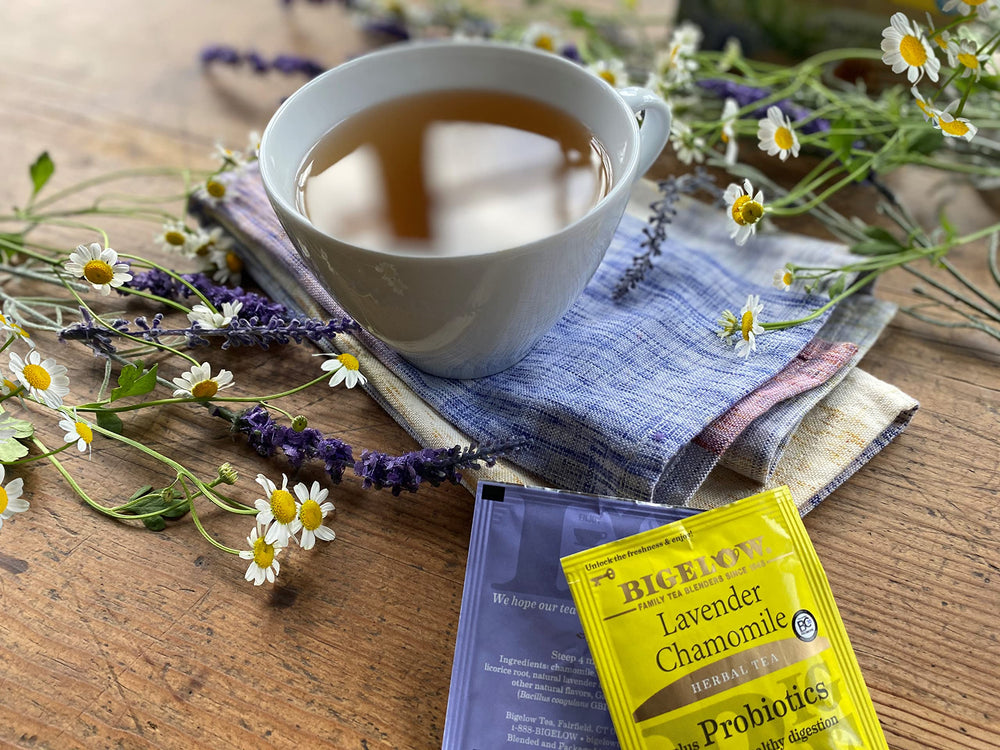 Detalle de bolsita Bigelow Lavender Chamomile Plus Probiotics y textura de hierbas