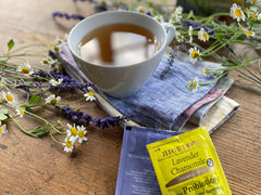 Detalle de bolsita Bigelow Lavender Chamomile Plus Probiotics y textura de hierbas